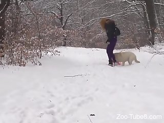 Amateur babe tries outdoor sex with a dog in the freezing cold